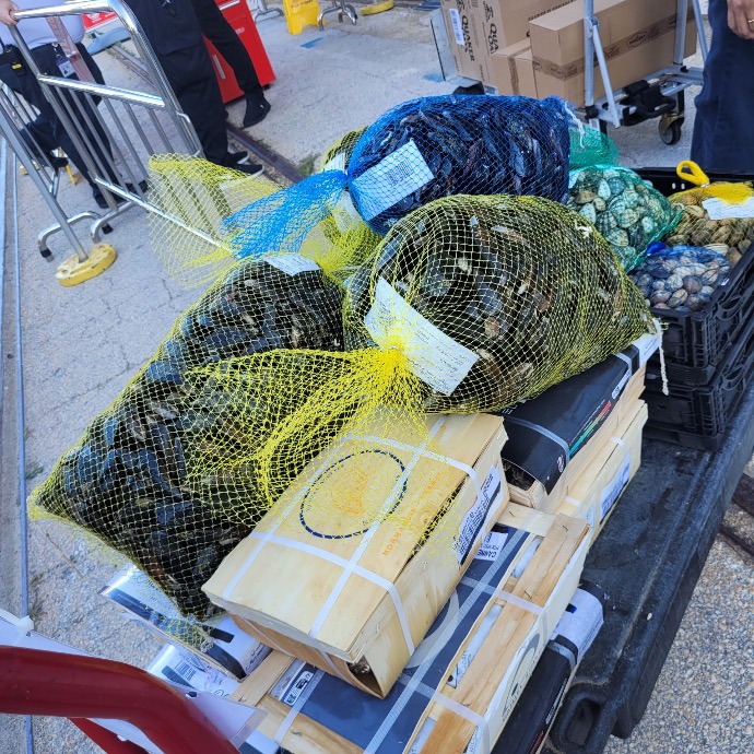 picture of mussels delivered to a luxury yacht