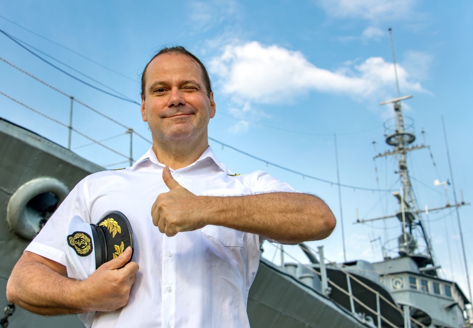 picture of a navy captain thumb up