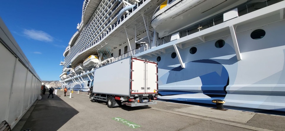 picture of a cruise ship delivery